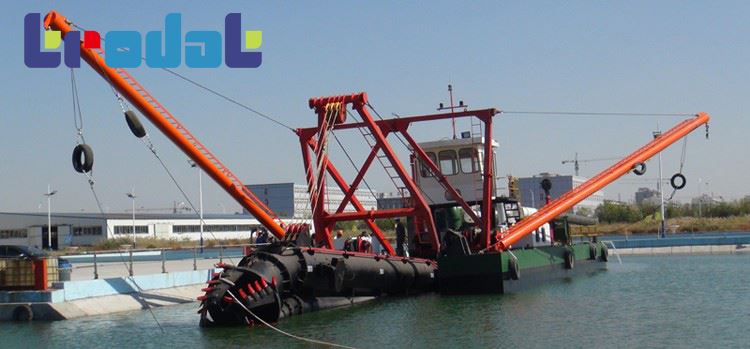 suction dredger with anchor booms